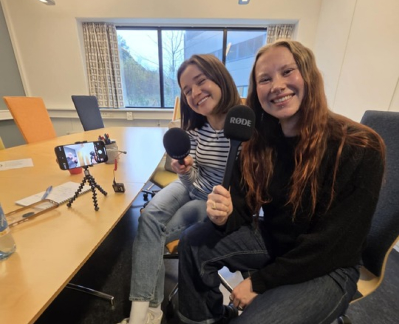 To kvinner i møterom med mikrofoner under et besøk hos Vest Næringsråd.