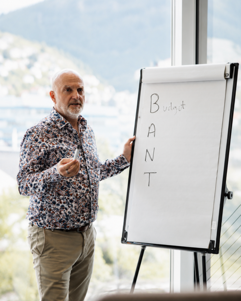 Arild Pedersen presenting a sales strategy workshop beside a flip chart.
